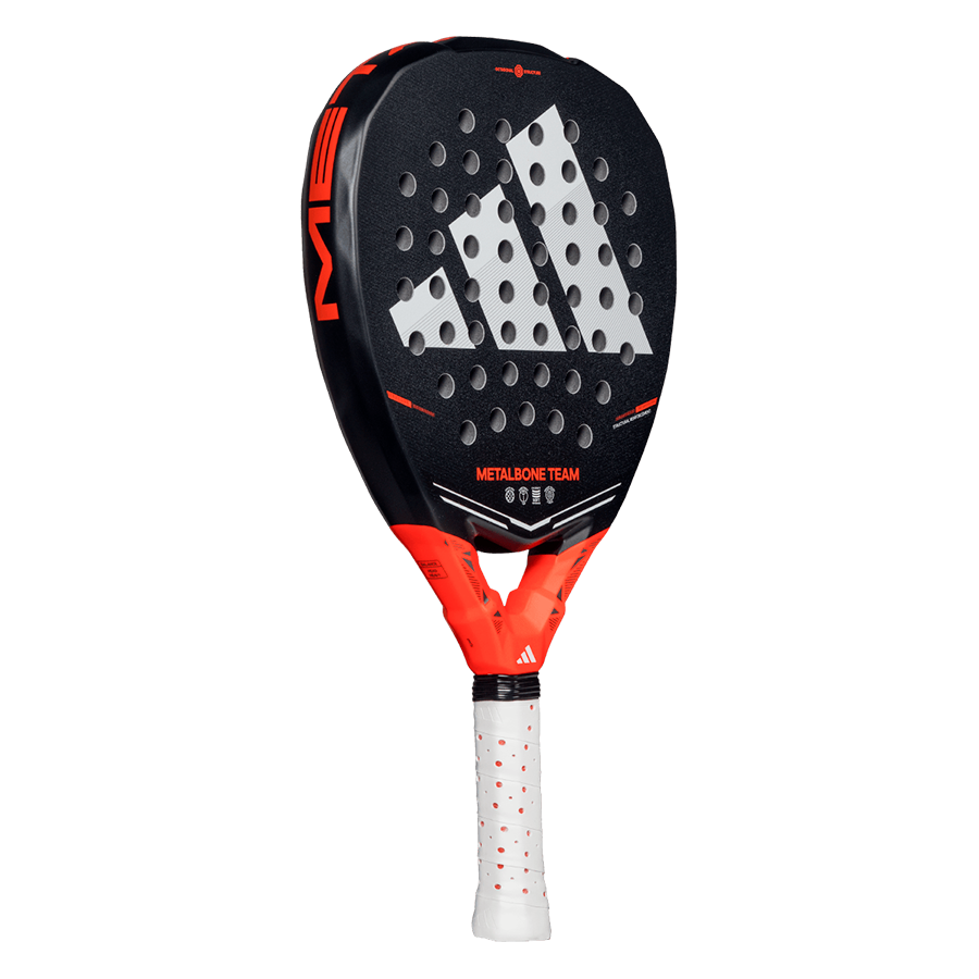 Adidas Metalbone Team — widok pod kątem